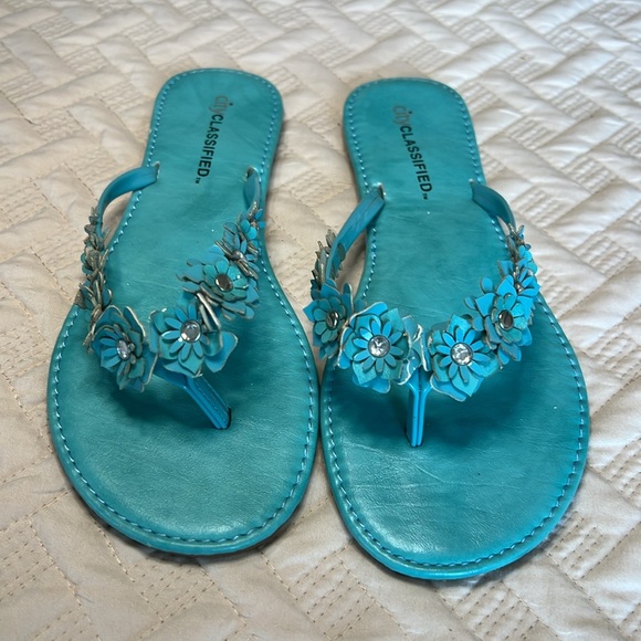 City classified Sz 5.5 aqua sandal, 3-D floral embellishments, flat - Picture 2 of 7